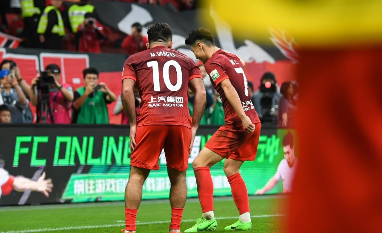 雷竞技官网包含广州队转会期遗憾出局，志在荷甲名次提升，信心回归，临场指挥获称赞的词条