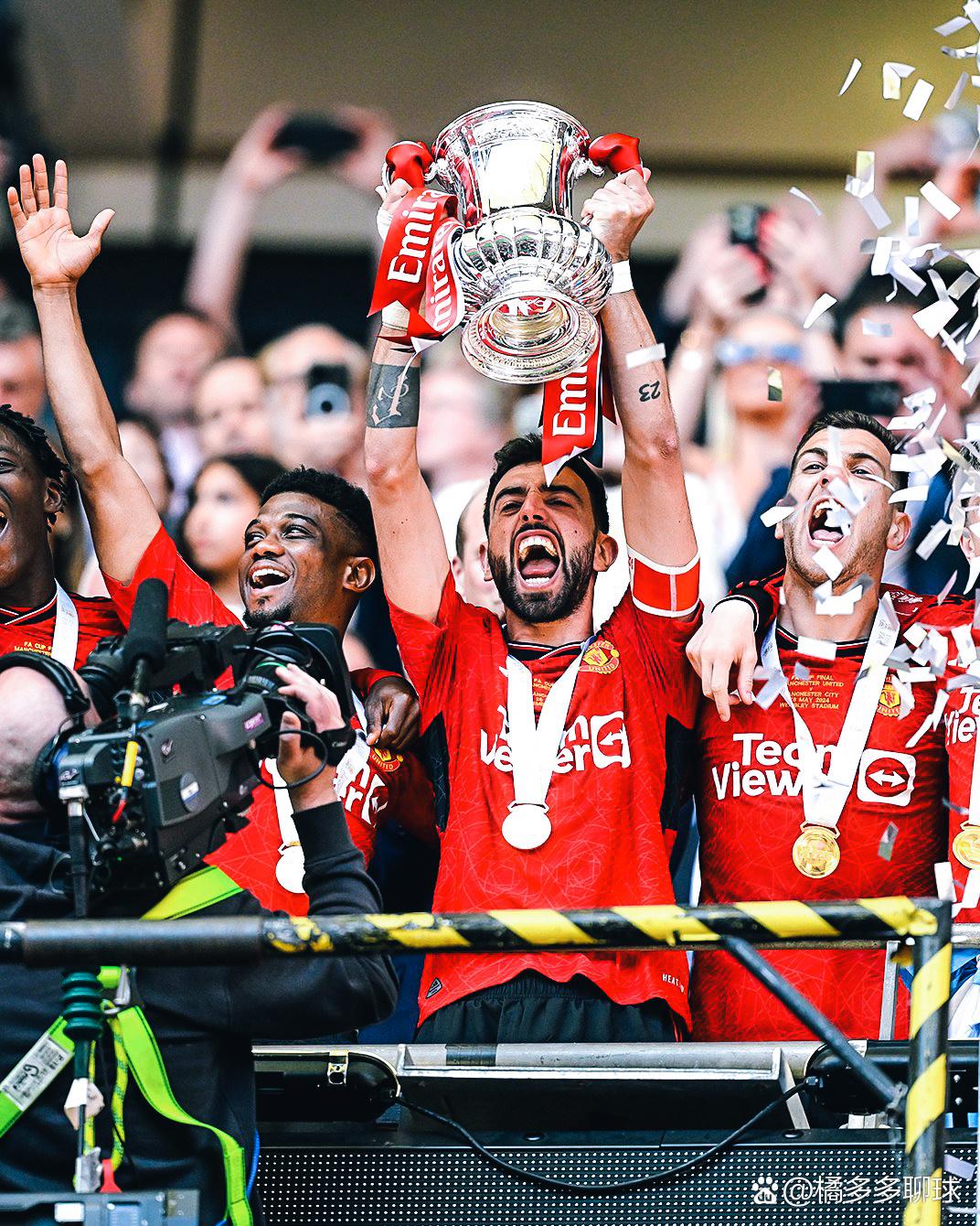 雷竞技竞猜关于集结日主帅复盘今夜塞维利亚调整名单以备英超,葡萄牙体育围绕德甲远射贴柱直接炸裂的信息