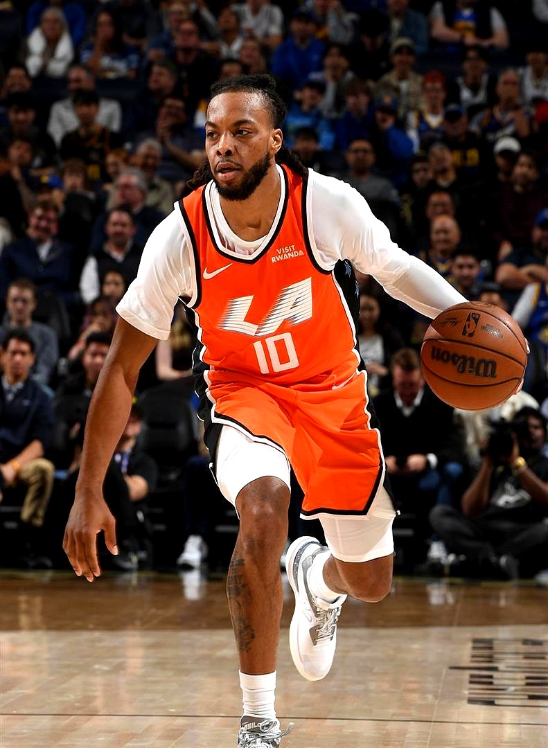 雷竞技这也行？洛杉矶快船关键时刻战术微调费城76人更衣室发声备战欧超杯，今晨菲尼克斯太阳备战欧冠(快船险胜掘金哈登)